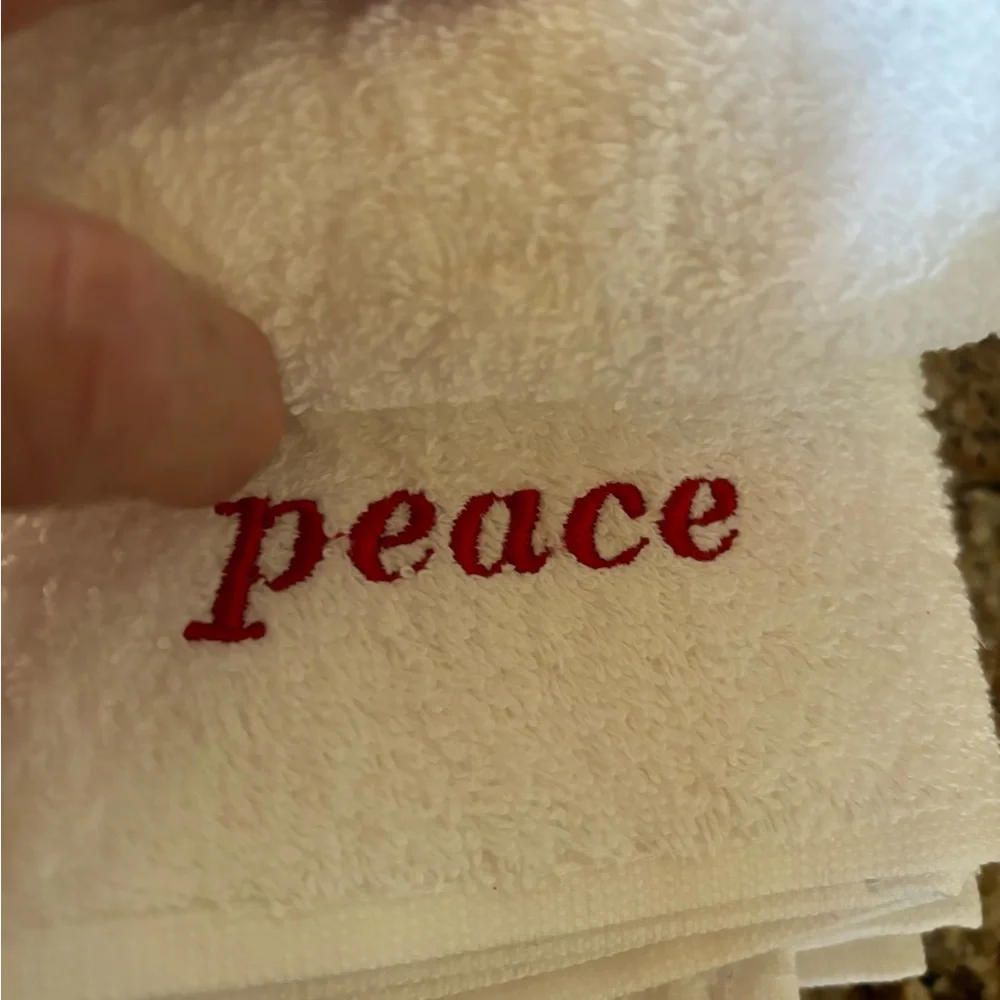 Christmas NWT Crate&Barrel white set of 4 hostess guest towels